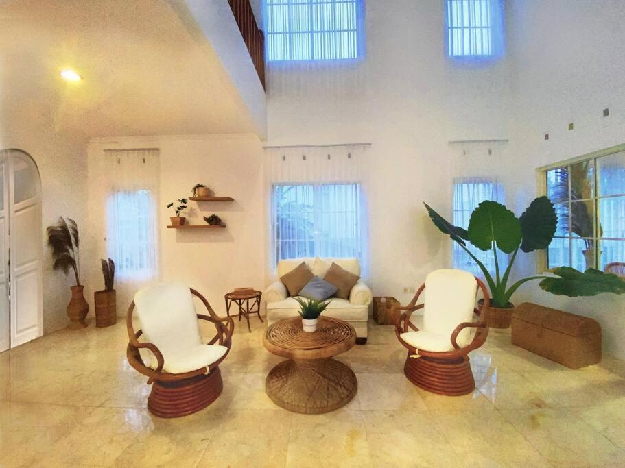 Tropical Villa By Villapedia Citaringgul Exterior photo