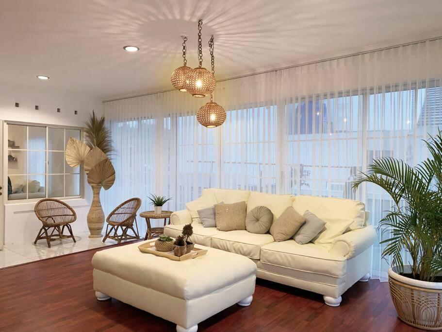 Tropical Villa By Villapedia Citaringgul Exterior photo